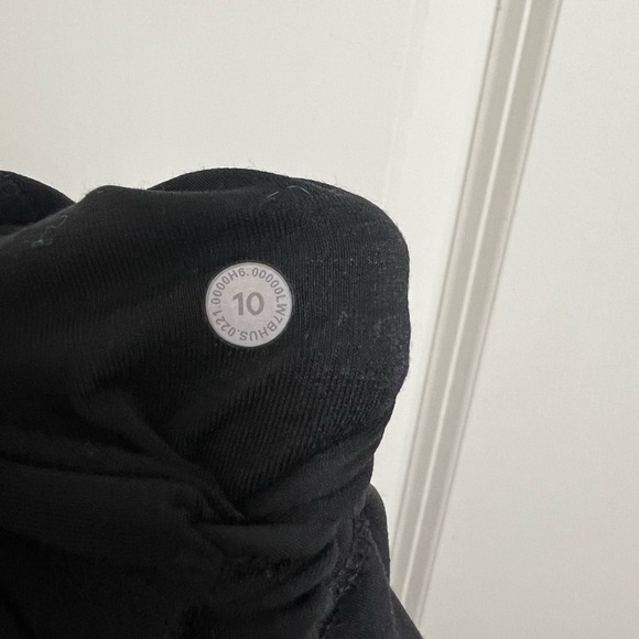 Lululemon EXTRA Highrise Align 6” Short - Picture 4 of 4